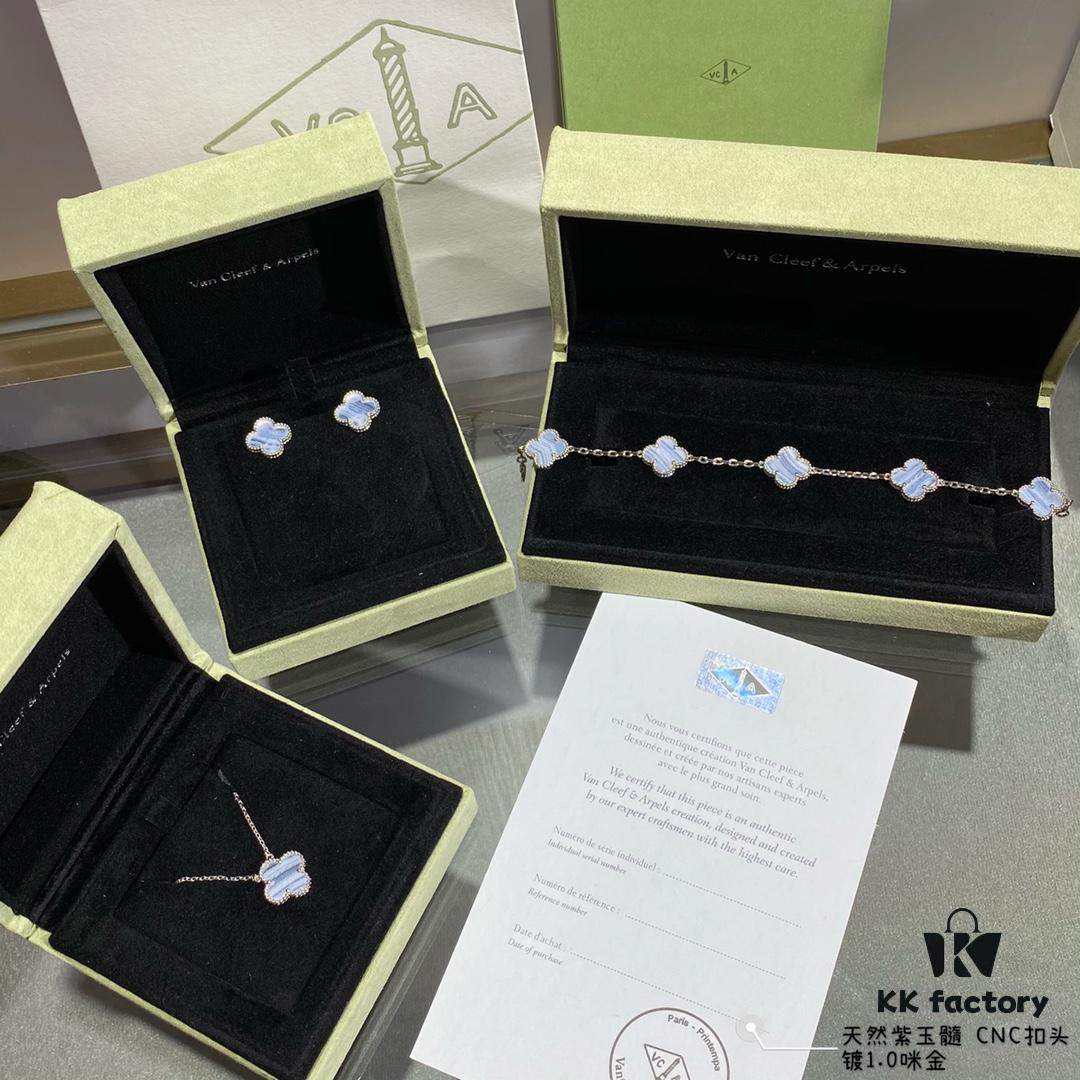 Chunky Chain with CNC-Cut Clasp, V-Plated Gold Finish, Natural Amethyst Chalcedony Four-Leaf Clover Necklace, High-Precision Craftsmanship