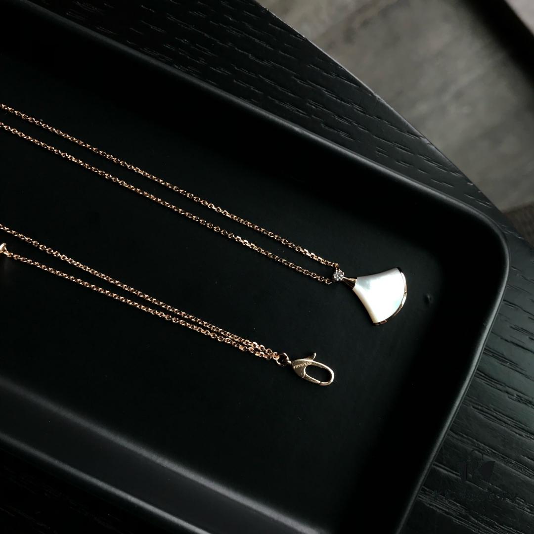 Top-Tier Custom Bvlgari Diva Series Fan-Shaped Set - White Mother of Pearl Dress Necklace and Bracelet, 18K Rose/White Gold Plated High-End Design