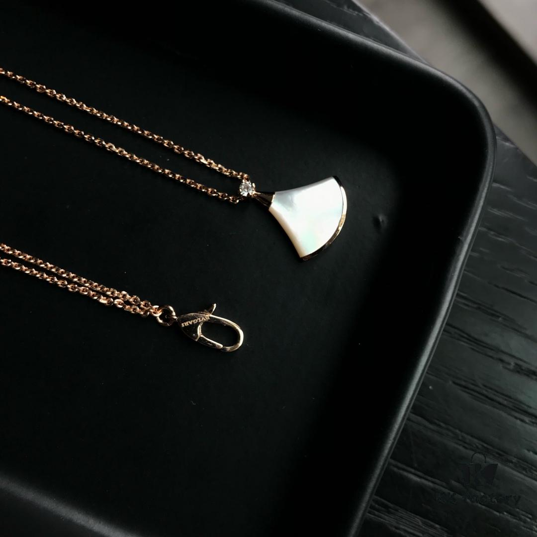 Top-Tier Custom Bvlgari Diva Series Fan-Shaped Set - White Mother of Pearl Dress Necklace and Bracelet, 18K Rose/White Gold Plated High-End Design