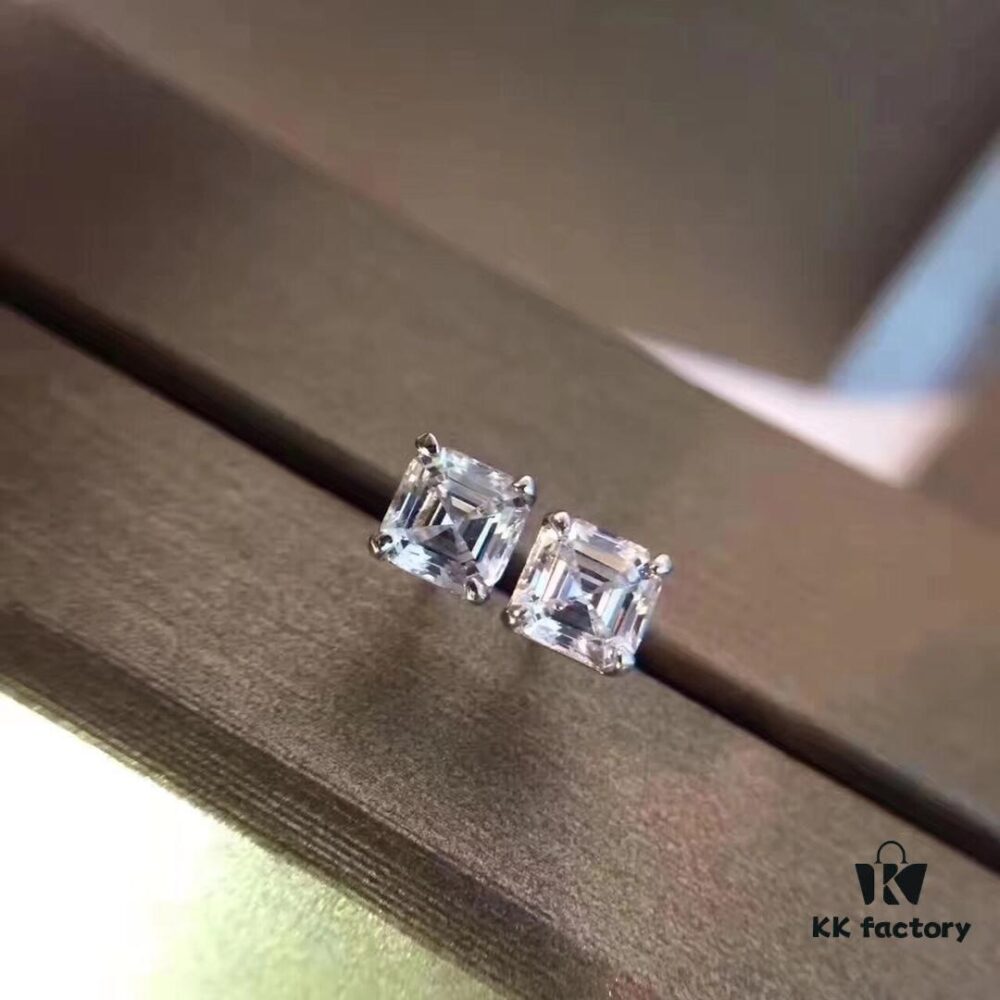 Bvlgari Four-Claw Stud Earrings, As Seen in Picture! Tower-Cut Square Diamond, Simple Yet Elegant!