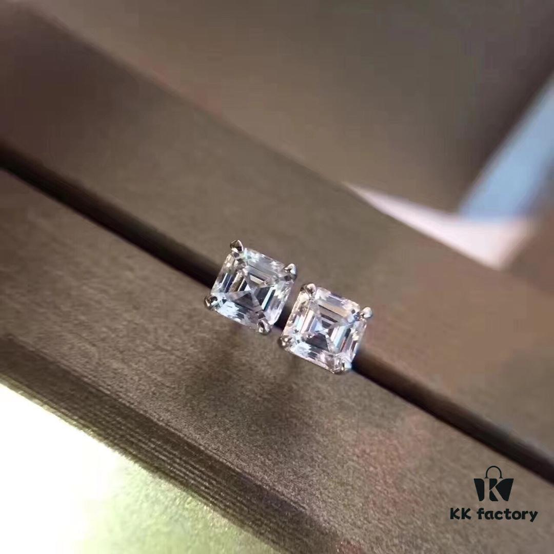 Bvlgari Four-Claw Stud Earrings, As Seen in Picture! Tower-Cut Square Diamond, Simple Yet Elegant!