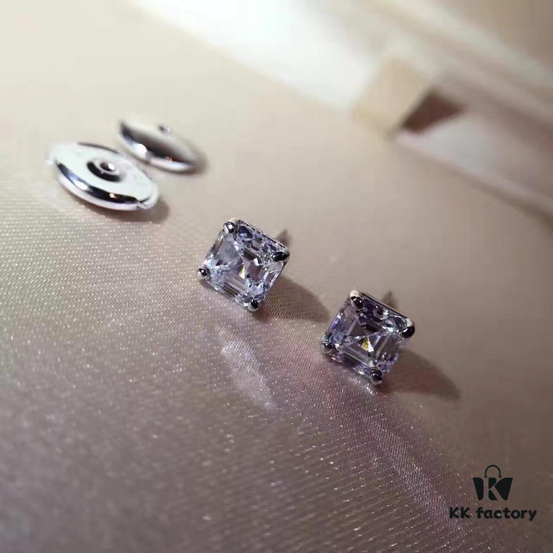 Bvlgari Four-Claw Stud Earrings, As Seen in Picture! Tower-Cut Square Diamond, Simple Yet Elegant!
