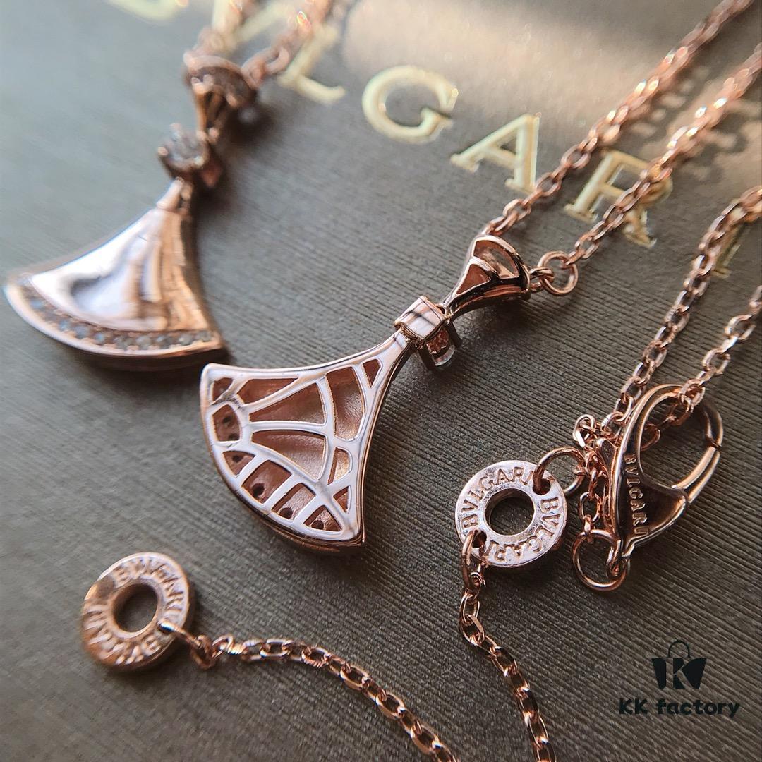 New Arrival 🆕🔥 BV Gold Dress Necklace 👗✌🏻 with Full Mirror-Finish Surface