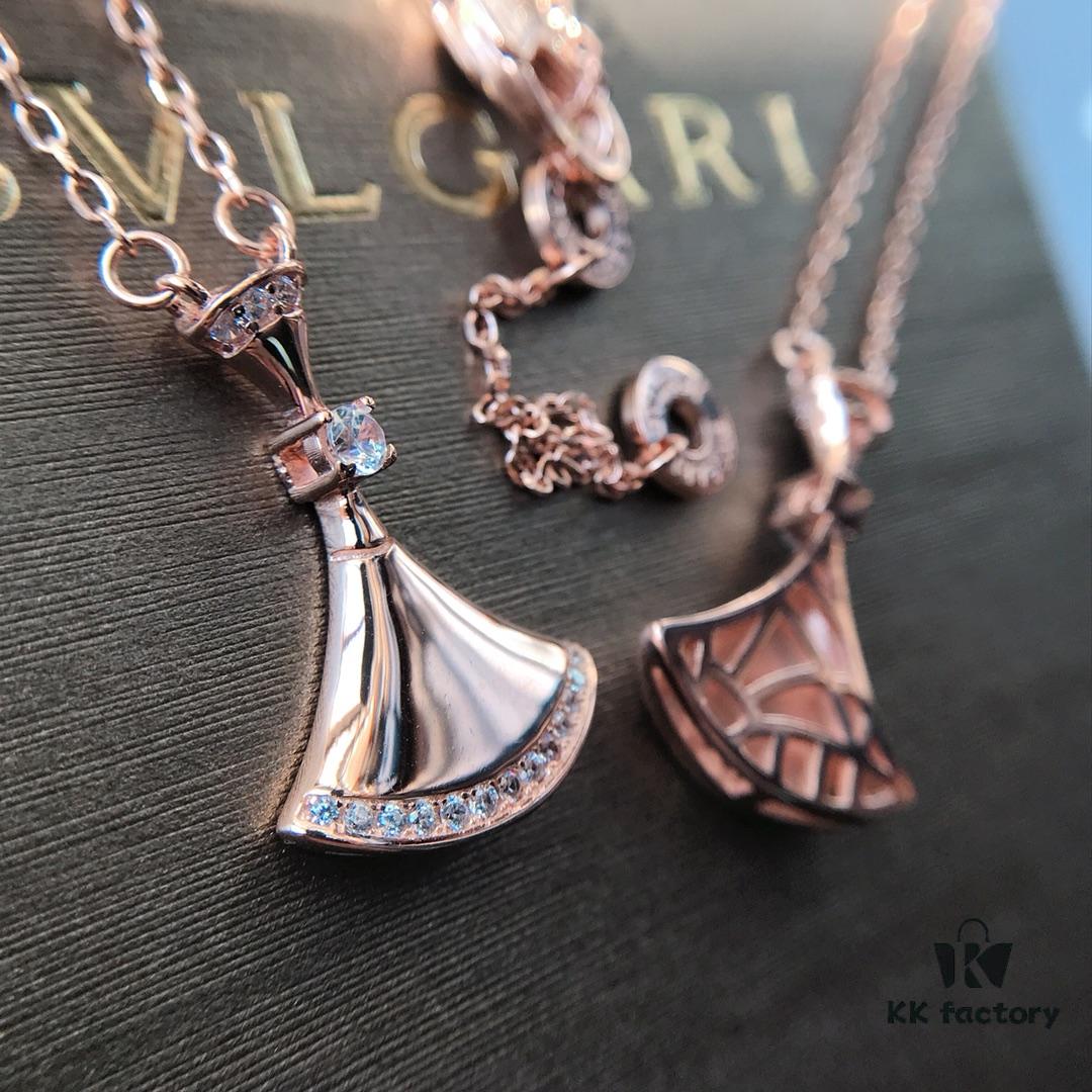 New Arrival 🆕🔥 BV Gold Dress Necklace 👗✌🏻 with Full Mirror-Finish Surface