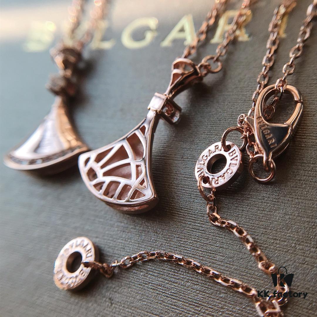 New Arrival 🆕🔥 BV Gold Dress Necklace 👗✌🏻 with Full Mirror-Finish Surface