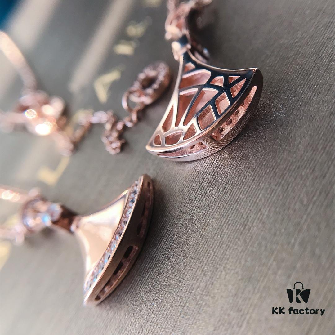 New Arrival 🆕🔥 BV Gold Dress Necklace 👗✌🏻 with Full Mirror-Finish Surface