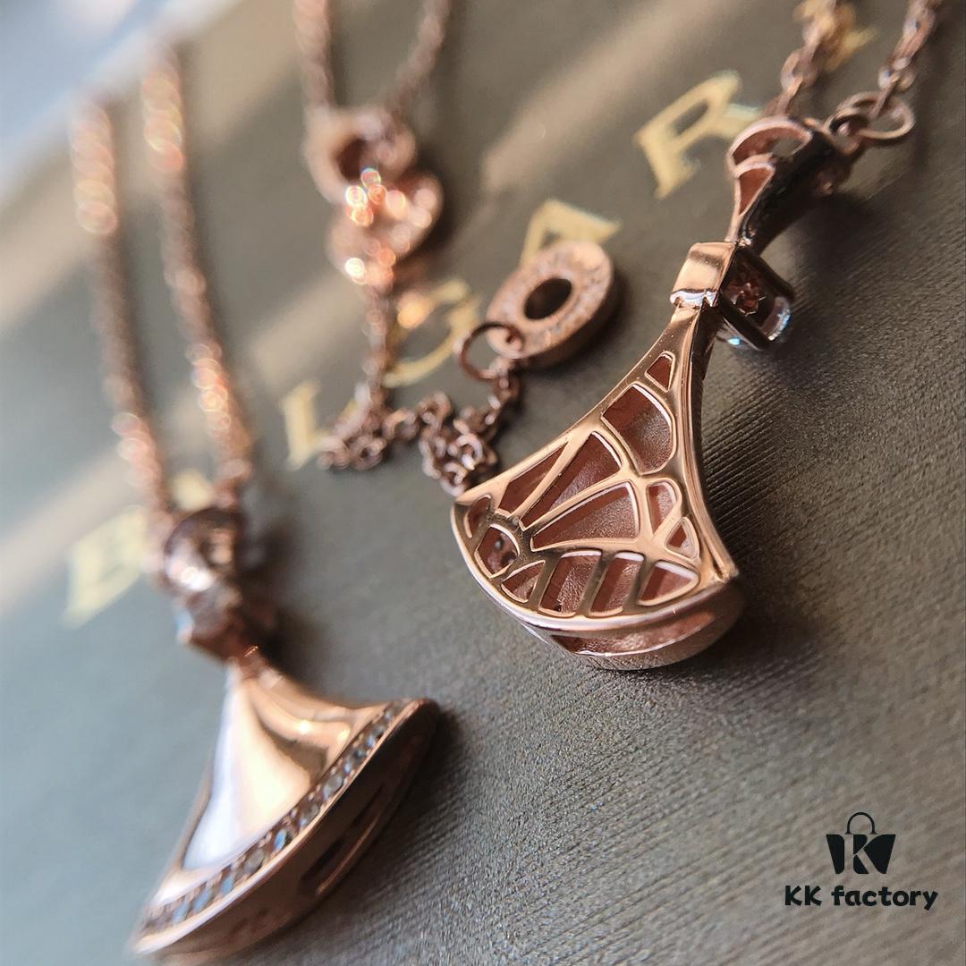 New Arrival 🆕🔥 BV Gold Dress Necklace 👗✌🏻 with Full Mirror-Finish Surface