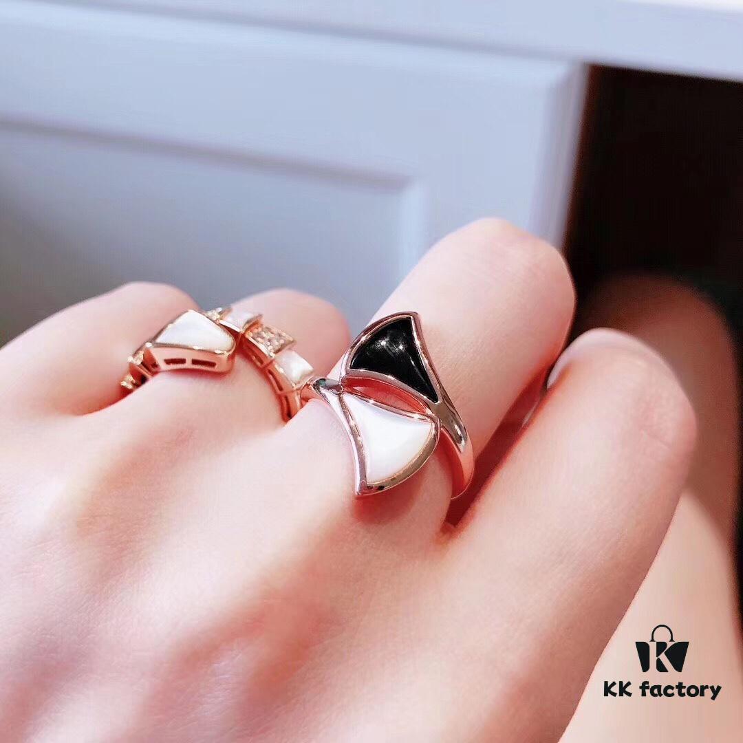 Misaligned Fan-shaped Ring 💎 New BVLGARI Bulgari Black Onyx and White Mother-of-Pearl Fan Ring [Playful] Must-have for Goddesses 💃🏻 Stunningly Beautiful ✨✨ Bulgari Diva Jewelry Series 'Little Skirt' Ring ✨ Creative Fan Design with Black Onyx and White Mother-of-Pearl, Elegant and Approachable, Highlighting the Essence and Charm of Femininity 💋