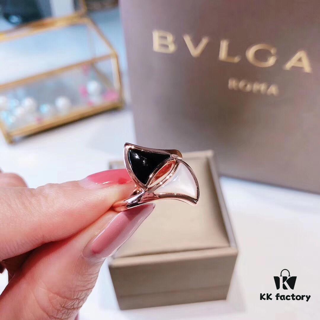 Misaligned Fan-shaped Ring 💎 New BVLGARI Bulgari Black Onyx and White Mother-of-Pearl Fan Ring [Playful] Must-have for Goddesses 💃🏻 Stunningly Beautiful ✨✨ Bulgari Diva Jewelry Series 'Little Skirt' Ring ✨ Creative Fan Design with Black Onyx and White Mother-of-Pearl, Elegant and Approachable, Highlighting the Essence and Charm of Femininity 💋