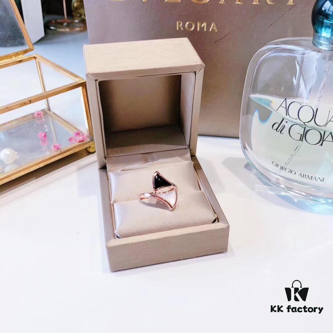 Misaligned Fan-shaped Ring 💎 New BVLGARI Bulgari Black Onyx and White Mother-of-Pearl Fan Ring [Playful] Must-have for Goddesses 💃🏻 Stunningly Beautiful ✨✨ Bulgari Diva Jewelry Series 'Little Skirt' Ring ✨ Creative Fan Design with Black Onyx and White Mother-of-Pearl, Elegant and Approachable, Highlighting the Essence and Charm of Femininity 💋