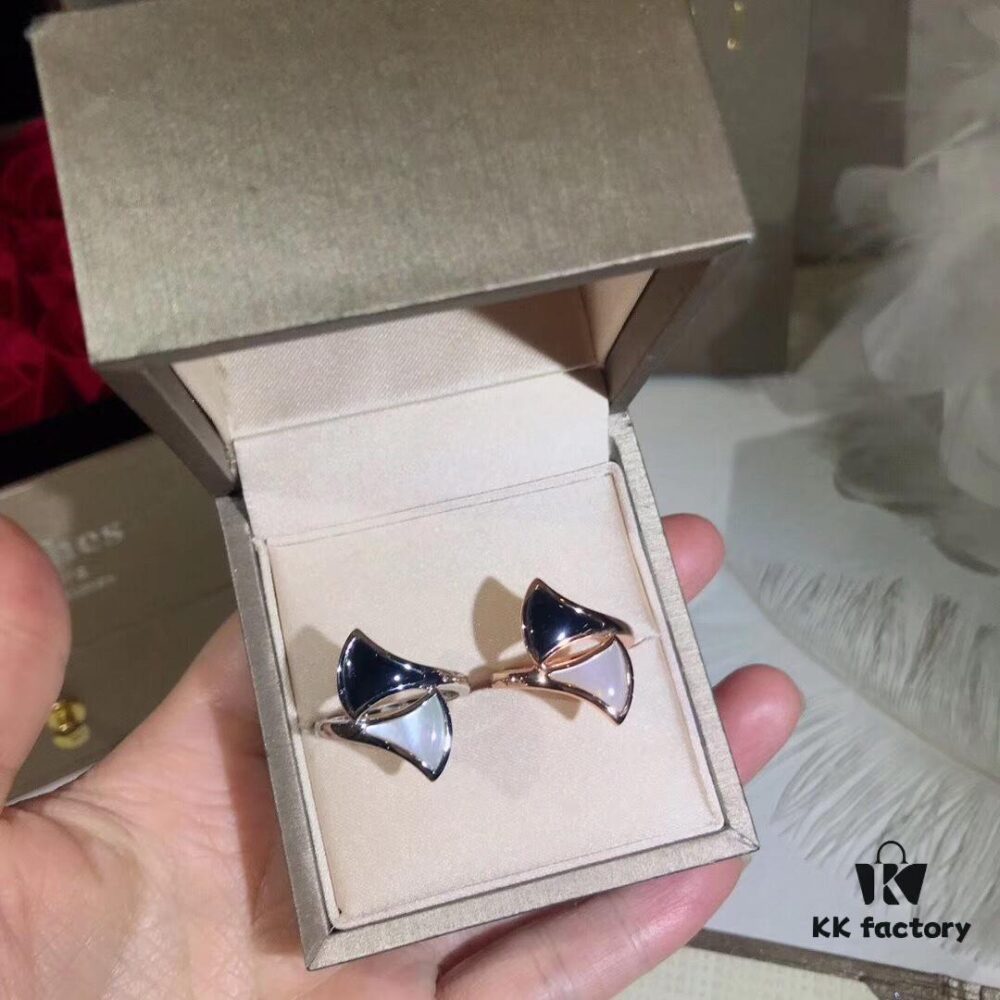 Misaligned Fan-shaped Ring 💎 New BVLGARI Bulgari Black Onyx and White Mother-of-Pearl Fan Ring [Playful] Must-have for Goddesses 💃🏻 Stunningly Beautiful ✨✨ Bulgari Diva Jewelry Series 'Little Skirt' Ring ✨ Creative Fan Design with Black Onyx and White Mother-of-Pearl, Elegant and Approachable, Highlighting the Essence and Charm of Femininity 💋