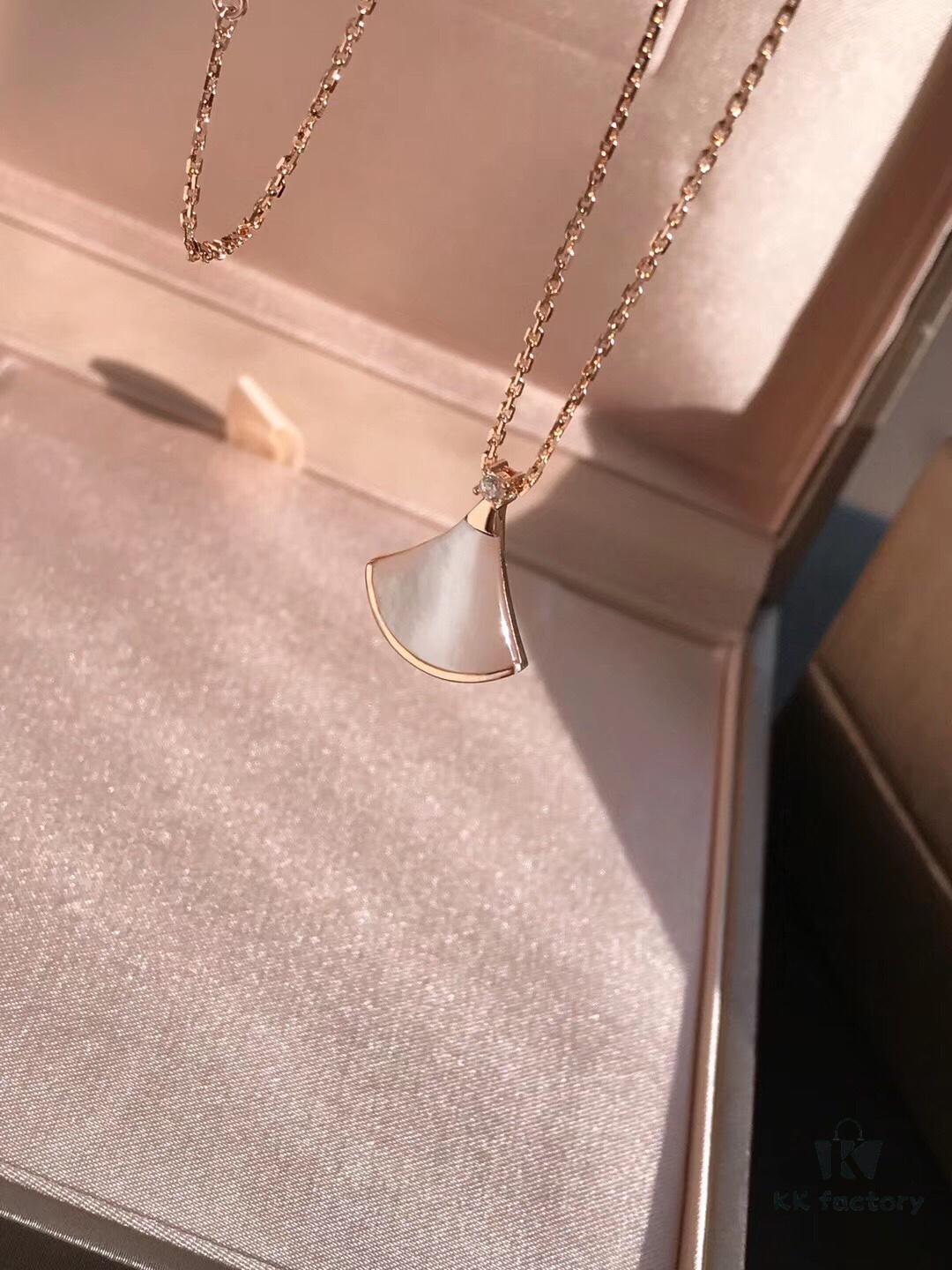 Bvlgari Divas' Dream Mother-of-Pearl Fan Pendant Necklace, Exquisitely Crafted with Natural Mother-of-Pearl Inlay, Radiant and Elegant, Color Shifts with Light, Showcasing the Unique Luster of Pearls, 45cm Adjustable Chain