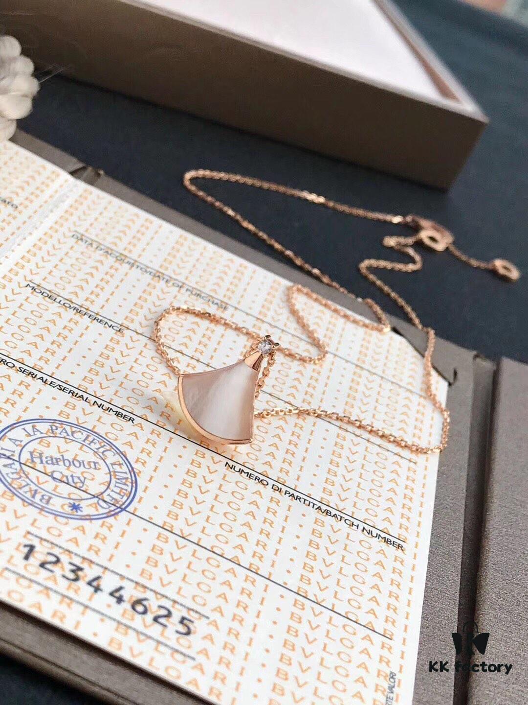 Bvlgari Divas' Dream Mother-of-Pearl Fan Pendant Necklace, Exquisitely Crafted with Natural Mother-of-Pearl Inlay, Radiant and Elegant, Color Shifts with Light, Showcasing the Unique Luster of Pearls, 45cm Adjustable Chain