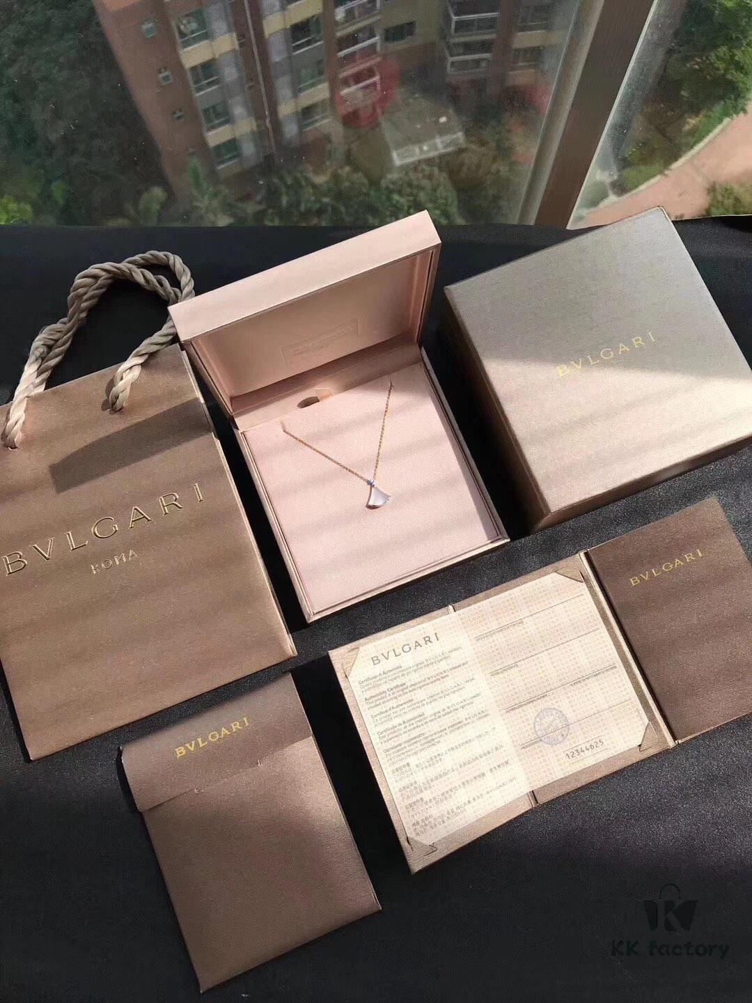 Bvlgari Divas' Dream Mother-of-Pearl Fan Pendant Necklace, Exquisitely Crafted with Natural Mother-of-Pearl Inlay, Radiant and Elegant, Color Shifts with Light, Showcasing the Unique Luster of Pearls, 45cm Adjustable Chain