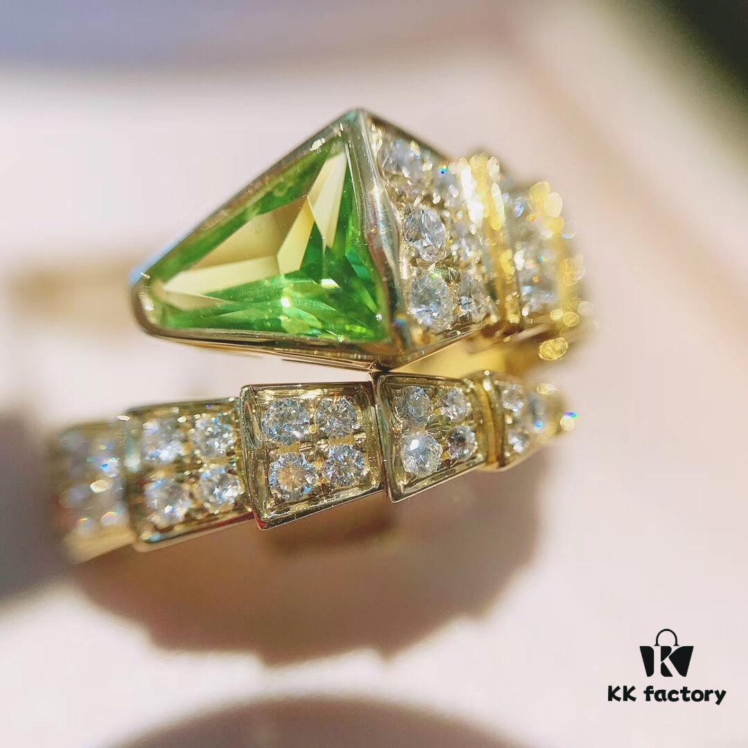 Bvlgari Snake Ring with Peridot - A Luxurious and Fresh Statement Piece