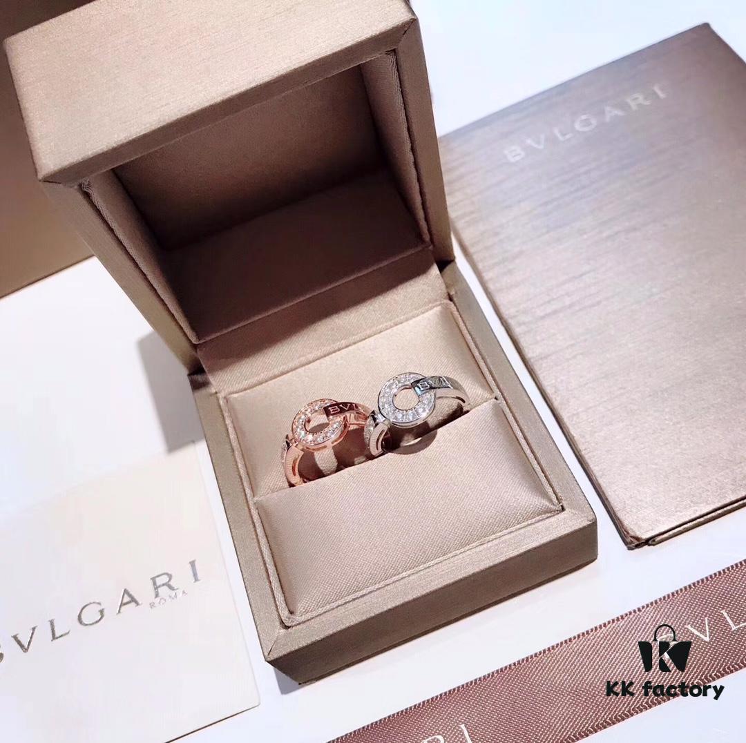 Bvlgari Counter Bestseller Round Plate [Color] 📎 Hollow-Out Ring ✨✨💫 Super Popular 👉👉 Full of Artistic Flair! Simple Design, Bold Visual Impact! If Even a Paperclip Can Be This Majestically Beautiful, What Else Is Needed? 💃 Charm 925 Sterling Silver with Rose Gold Plating, Platinum Plating, Counter-Quality Logo, Non-Fading, Hypoallergenic, Complete Sizes Available ⭕️ Platinum & Rose Gold