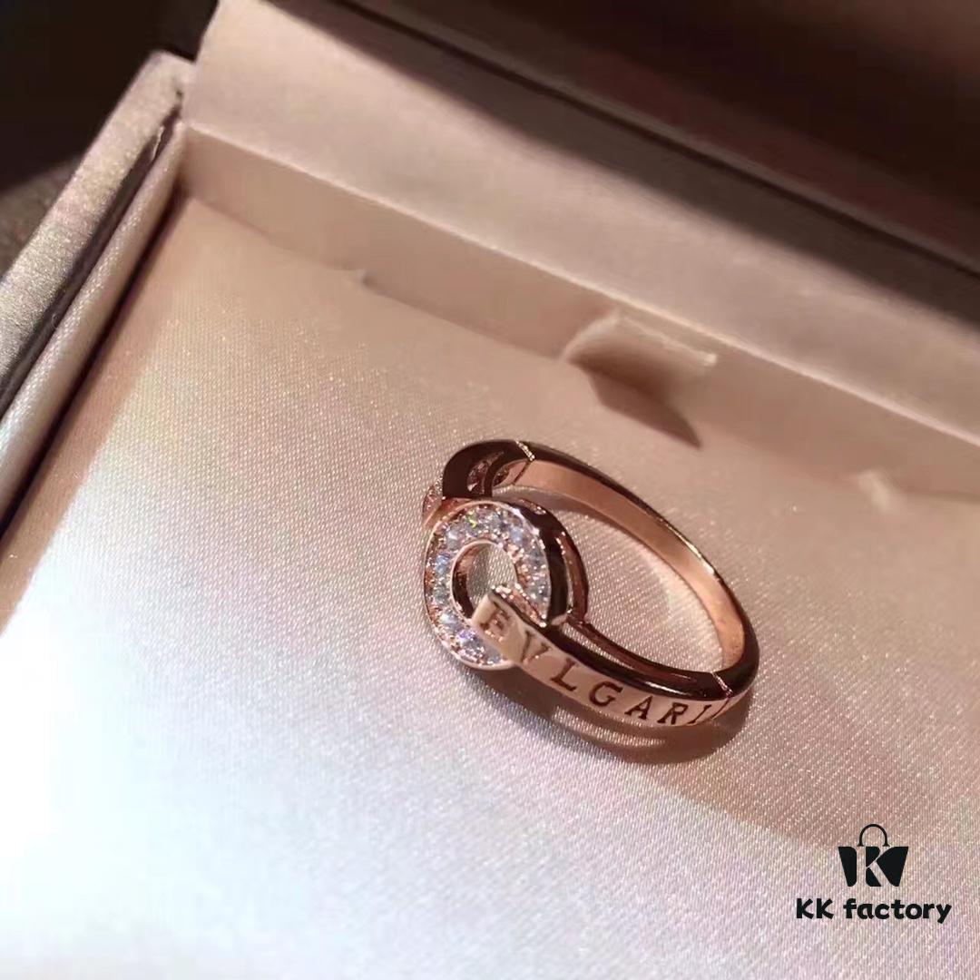 Bvlgari Counter Bestseller Round Plate [Color] 📎 Hollow-Out Ring ✨✨💫 Super Popular 👉👉 Full of Artistic Flair! Simple Design, Bold Visual Impact! If Even a Paperclip Can Be This Majestically Beautiful, What Else Is Needed? 💃 Charm 925 Sterling Silver with Rose Gold Plating, Platinum Plating, Counter-Quality Logo, Non-Fading, Hypoallergenic, Complete Sizes Available ⭕️ Platinum & Rose Gold