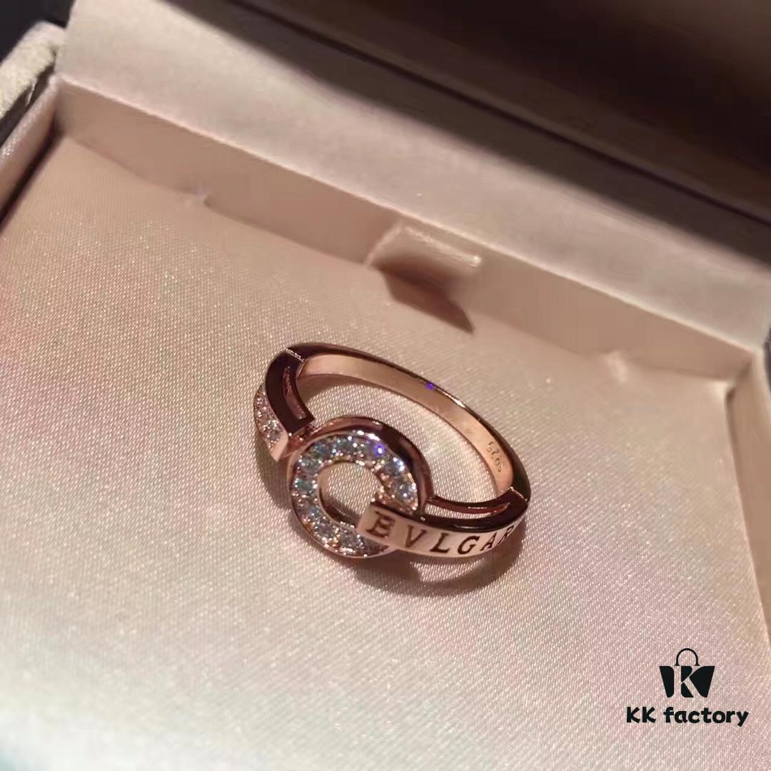 Bvlgari Counter Bestseller Round Plate [Color] 📎 Hollow-Out Ring ✨✨💫 Super Popular 👉👉 Full of Artistic Flair! Simple Design, Bold Visual Impact! If Even a Paperclip Can Be This Majestically Beautiful, What Else Is Needed? 💃 Charm 925 Sterling Silver with Rose Gold Plating, Platinum Plating, Counter-Quality Logo, Non-Fading, Hypoallergenic, Complete Sizes Available ⭕️ Platinum & Rose Gold