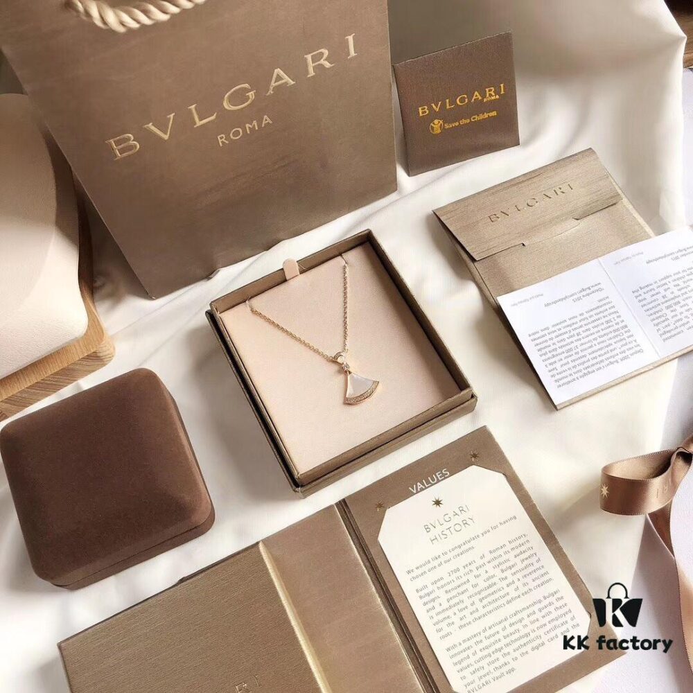 Bvlgari DIVA Series, a Hit on Xiaohongshu. Inspired by the 16th-century European fascination with fans, symbols of art and nobility, the DIVA collection features vibrant gemstones and fan-inspired designs. Now Bvlgari triumphantly reimagines this classic elegance. This 925 sterling silver necklace is vacuum-plated with rose gold, ensuring fade resistance and hypoallergenic wear, beautifully accented with white mother-of-pearl for luxurious charm. Chain length: 40cm + 4cm adjustable. Comes with complete Bvlgari retail packaging.