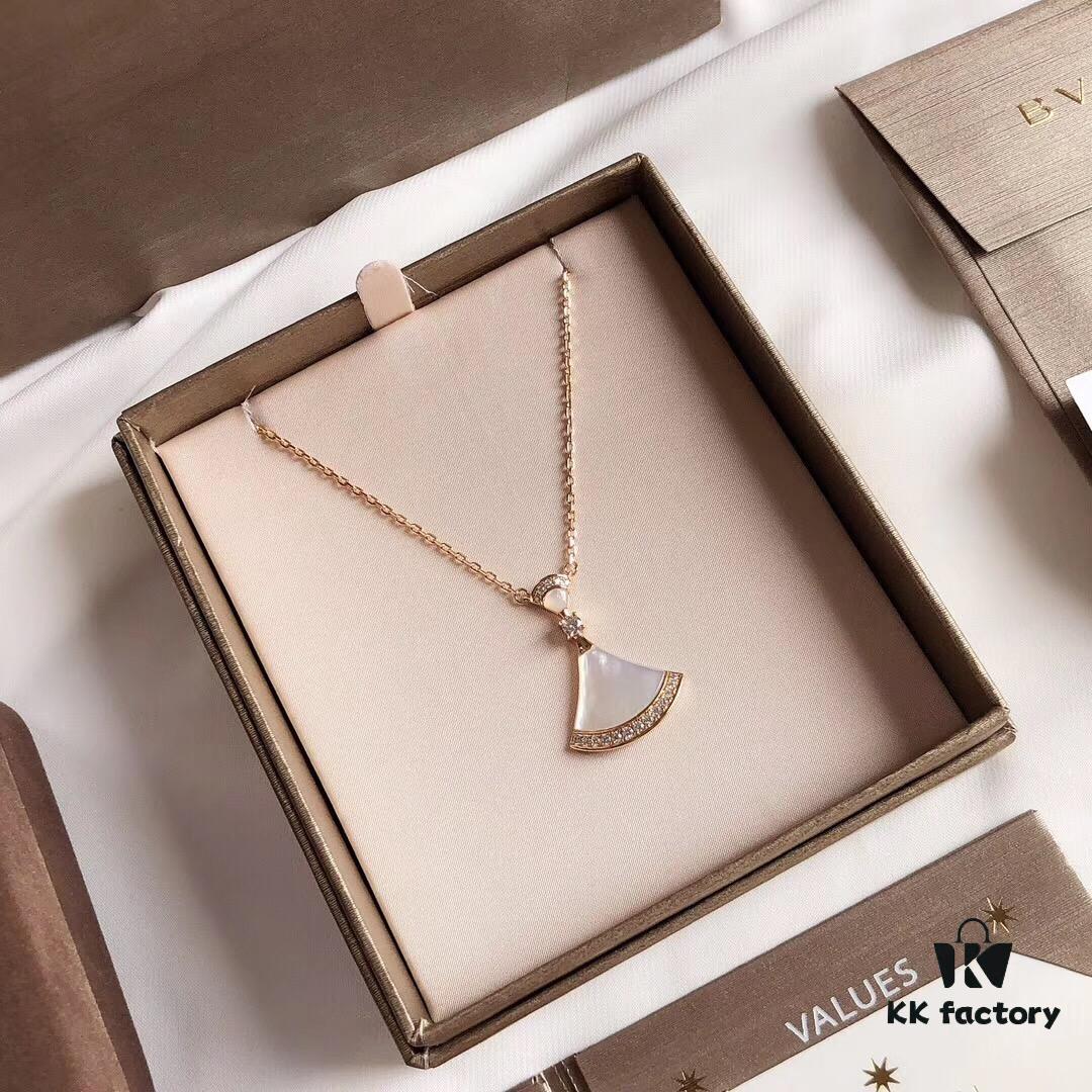 Bvlgari DIVA Series, a Hit on Xiaohongshu. Inspired by the 16th-century European fascination with fans, symbols of art and nobility, the DIVA collection features vibrant gemstones and fan-inspired designs. Now Bvlgari triumphantly reimagines this classic elegance. This 925 sterling silver necklace is vacuum-plated with rose gold, ensuring fade resistance and hypoallergenic wear, beautifully accented with white mother-of-pearl for luxurious charm. Chain length: 40cm + 4cm adjustable. Comes with complete Bvlgari retail packaging.
