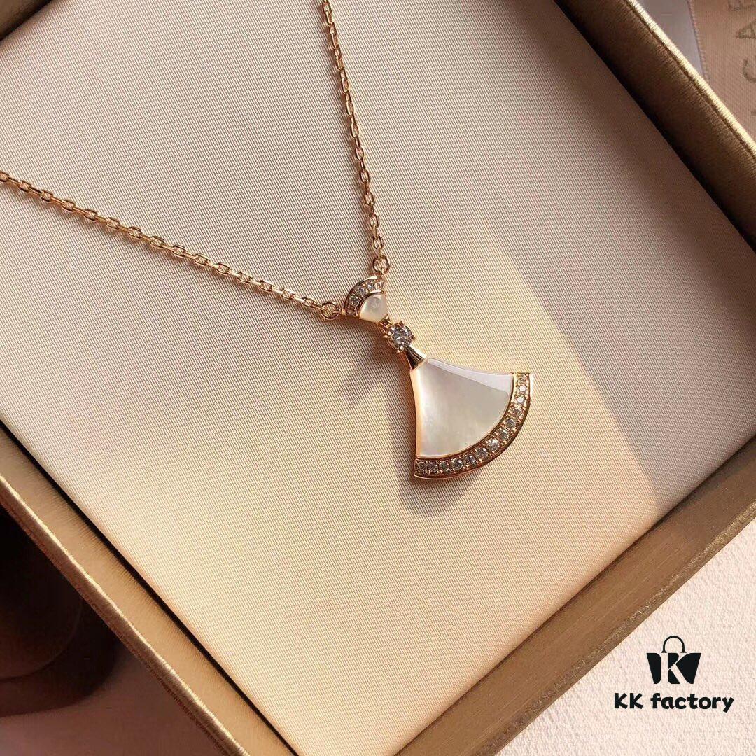 Bvlgari DIVA Series, a Hit on Xiaohongshu. Inspired by the 16th-century European fascination with fans, symbols of art and nobility, the DIVA collection features vibrant gemstones and fan-inspired designs. Now Bvlgari triumphantly reimagines this classic elegance. This 925 sterling silver necklace is vacuum-plated with rose gold, ensuring fade resistance and hypoallergenic wear, beautifully accented with white mother-of-pearl for luxurious charm. Chain length: 40cm + 4cm adjustable. Comes with complete Bvlgari retail packaging.