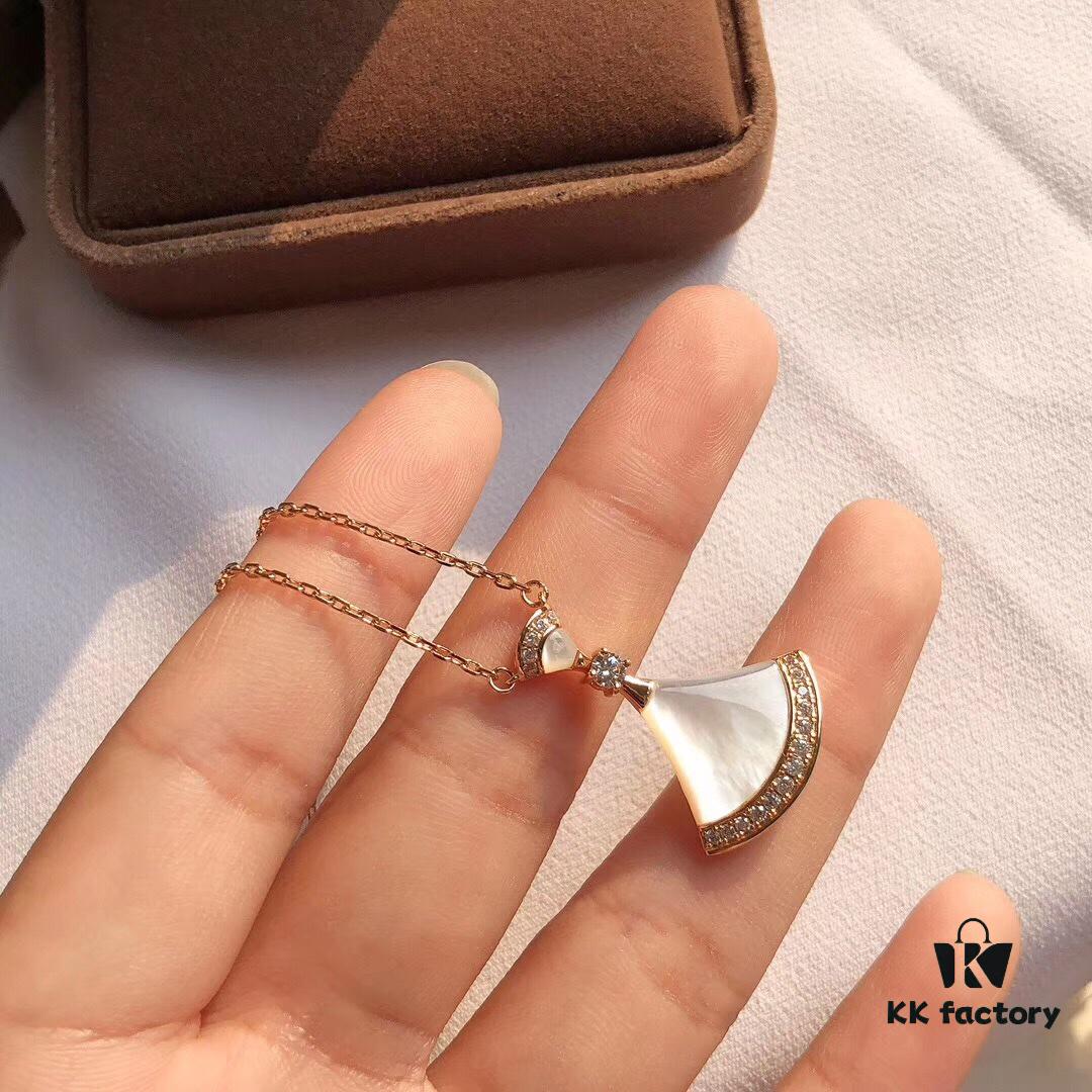 Bvlgari DIVA Series, a Hit on Xiaohongshu. Inspired by the 16th-century European fascination with fans, symbols of art and nobility, the DIVA collection features vibrant gemstones and fan-inspired designs. Now Bvlgari triumphantly reimagines this classic elegance. This 925 sterling silver necklace is vacuum-plated with rose gold, ensuring fade resistance and hypoallergenic wear, beautifully accented with white mother-of-pearl for luxurious charm. Chain length: 40cm + 4cm adjustable. Comes with complete Bvlgari retail packaging.