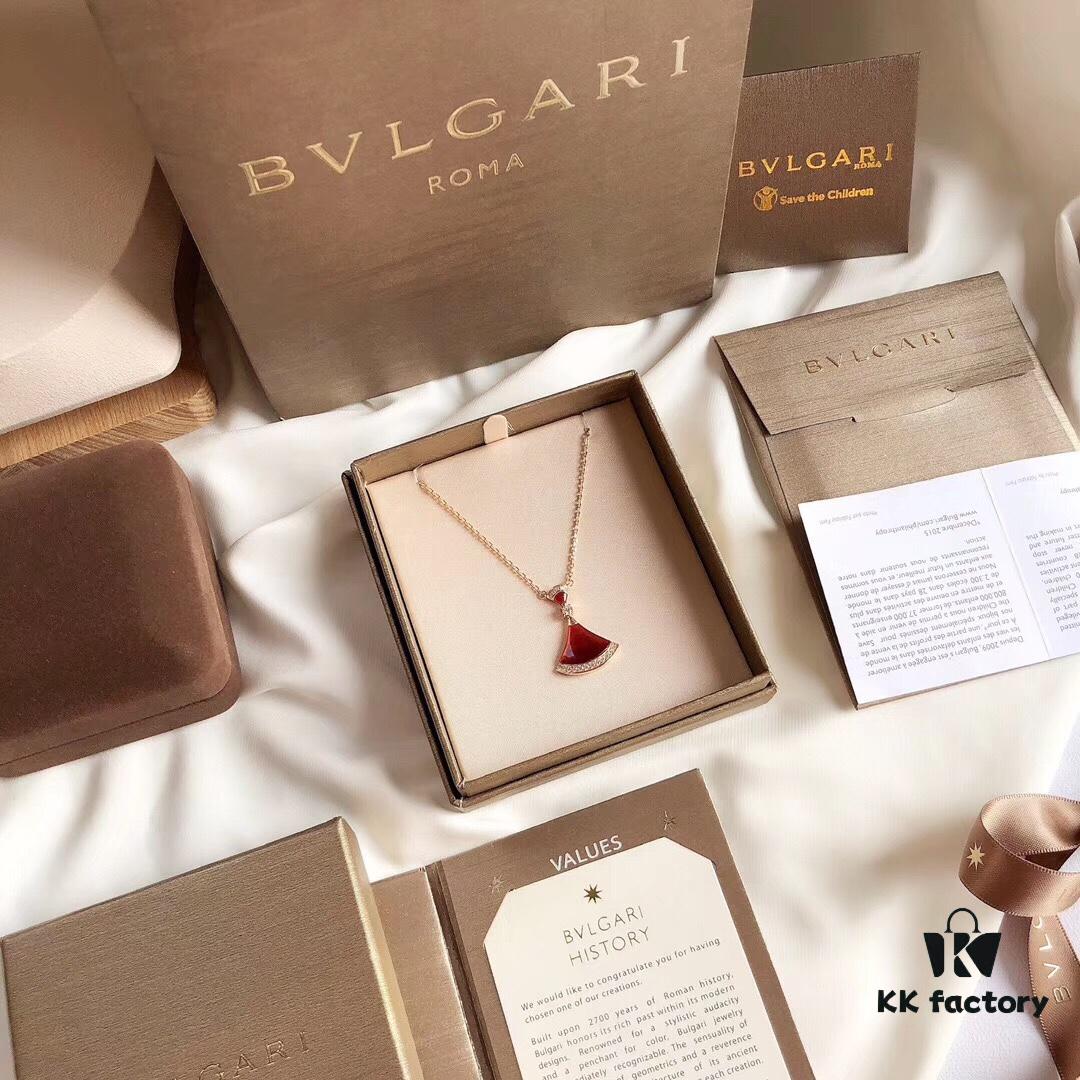 Bvlgari DIVA Series, a Hit on Xiaohongshu. Inspired by 16th-century Europe, where fans became symbols of art and nobility, the DIVA collection features colorful gemstones and fan-inspired designs. Now Bvlgari triumphantly brings back the DIVA series, reviving timeless elegance. This 925 sterling silver necklace with vacuum-plated rose gold plating is fade-resistant and hypoallergenic, adorned with red carnelian for luxurious beauty. Chain length: 40cm + 4cm adjustable. Includes complete Bvlgari retail packaging