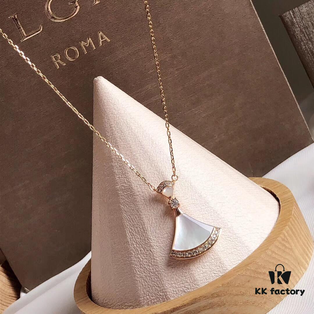 Bvlgari DIVA Series, a Hit on Xiaohongshu. Inspired by the 16th-century European fascination with fans, symbols of art and nobility, the DIVA collection features vibrant gemstones and fan-inspired designs. Now Bvlgari triumphantly reimagines this classic elegance. This 925 sterling silver necklace is vacuum-plated with rose gold, ensuring fade resistance and hypoallergenic wear, beautifully accented with white mother-of-pearl for luxurious charm. Chain length: 40cm + 4cm adjustable. Comes with complete Bvlgari retail packaging.