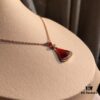 Bvlgari DIVA Series, a Hit on Xiaohongshu. Inspired by 16th-century Europe, where fans became symbols of art and nobility, the DIVA collection features colorful gemstones and fan-inspired designs. Now Bvlgari triumphantly brings back the DIVA series, reviving timeless elegance. This 925 sterling silver necklace with vacuum-plated rose gold plating is fade-resistant and hypoallergenic, adorned with red carnelian for luxurious beauty. Chain length: 40cm + 4cm adjustable. Includes complete Bvlgari retail packaging