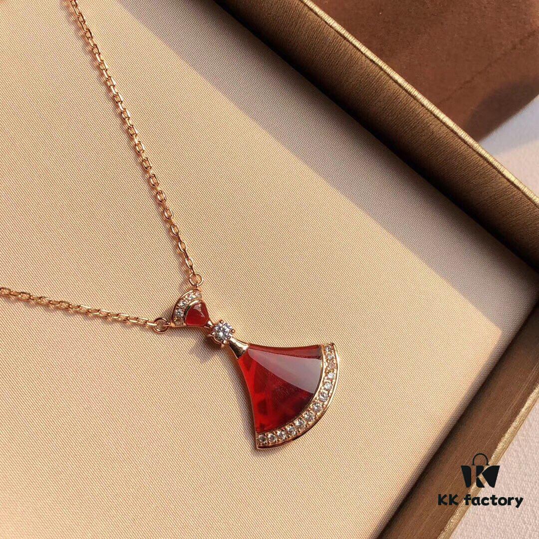 Bvlgari DIVA Series, a Hit on Xiaohongshu. Inspired by 16th-century Europe, where fans became symbols of art and nobility, the DIVA collection features colorful gemstones and fan-inspired designs. Now Bvlgari triumphantly brings back the DIVA series, reviving timeless elegance. This 925 sterling silver necklace with vacuum-plated rose gold plating is fade-resistant and hypoallergenic, adorned with red carnelian for luxurious beauty. Chain length: 40cm + 4cm adjustable. Includes complete Bvlgari retail packaging