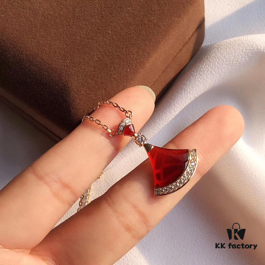 Bvlgari DIVA Series, a Hit on Xiaohongshu. Inspired by 16th-century Europe, where fans became symbols of art and nobility, the DIVA collection features colorful gemstones and fan-inspired designs. Now Bvlgari triumphantly brings back the DIVA series, reviving timeless elegance. This 925 sterling silver necklace with vacuum-plated rose gold plating is fade-resistant and hypoallergenic, adorned with red carnelian for luxurious beauty. Chain length: 40cm + 4cm adjustable. Includes complete Bvlgari retail packaging