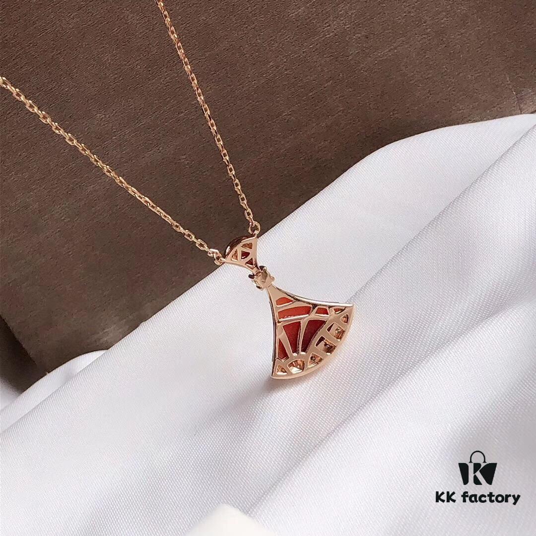 Bvlgari DIVA Series, a Hit on Xiaohongshu. Inspired by 16th-century Europe, where fans became symbols of art and nobility, the DIVA collection features colorful gemstones and fan-inspired designs. Now Bvlgari triumphantly brings back the DIVA series, reviving timeless elegance. This 925 sterling silver necklace with vacuum-plated rose gold plating is fade-resistant and hypoallergenic, adorned with red carnelian for luxurious beauty. Chain length: 40cm + 4cm adjustable. Includes complete Bvlgari retail packaging