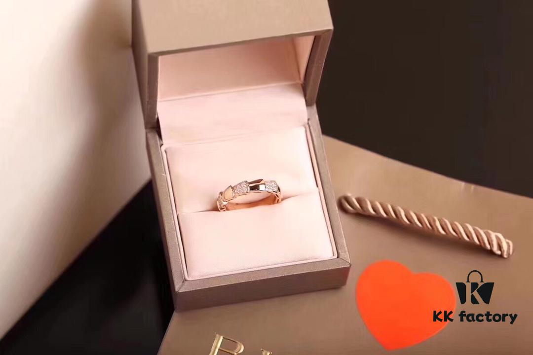 Bvlgari Latest Serpenti Viper Ring, Half Diamond Version, Triangle-Like Design Inspired by Snake's Head Resembling Sharp Little Fangs, Seamless Links Conforming to Knuckle Contours, Delicately Set with Diamonds, Alternating Light and Shadow Enhancing Brilliant Luster, Perfectly Expressing the Wearer's Purity and Uniqueness