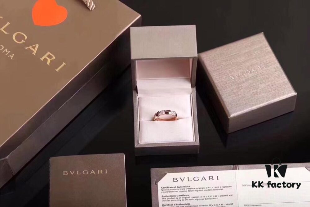 Bvlgari Latest Serpenti Viper Ring, Half Diamond Version, Triangle-Like Design Inspired by Snake's Head Resembling Sharp Little Fangs, Seamless Links Conforming to Knuckle Contours, Delicately Set with Diamonds, Alternating Light and Shadow Enhancing Brilliant Luster, Perfectly Expressing the Wearer's Purity and Uniqueness