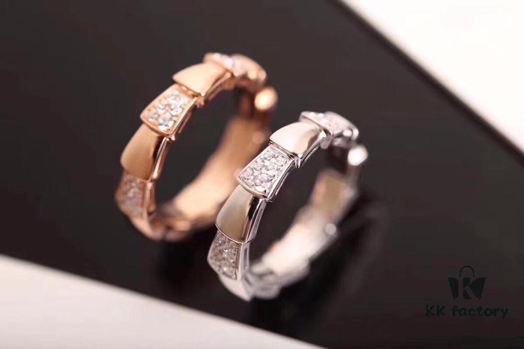 Bvlgari Latest Serpenti Viper Ring, Half Diamond Version, Triangle-Like Design Inspired by Snake's Head Resembling Sharp Little Fangs, Seamless Links Conforming to Knuckle Contours, Delicately Set with Diamonds, Alternating Light and Shadow Enhancing Brilliant Luster, Perfectly Expressing the Wearer's Purity and Uniqueness