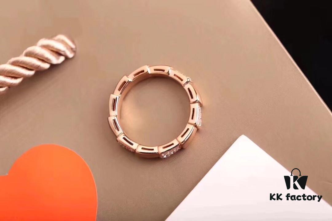 Bvlgari Latest Serpenti Viper Ring, Half Diamond Version, Triangle-Like Design Inspired by Snake's Head Resembling Sharp Little Fangs, Seamless Links Conforming to Knuckle Contours, Delicately Set with Diamonds, Alternating Light and Shadow Enhancing Brilliant Luster, Perfectly Expressing the Wearer's Purity and Uniqueness