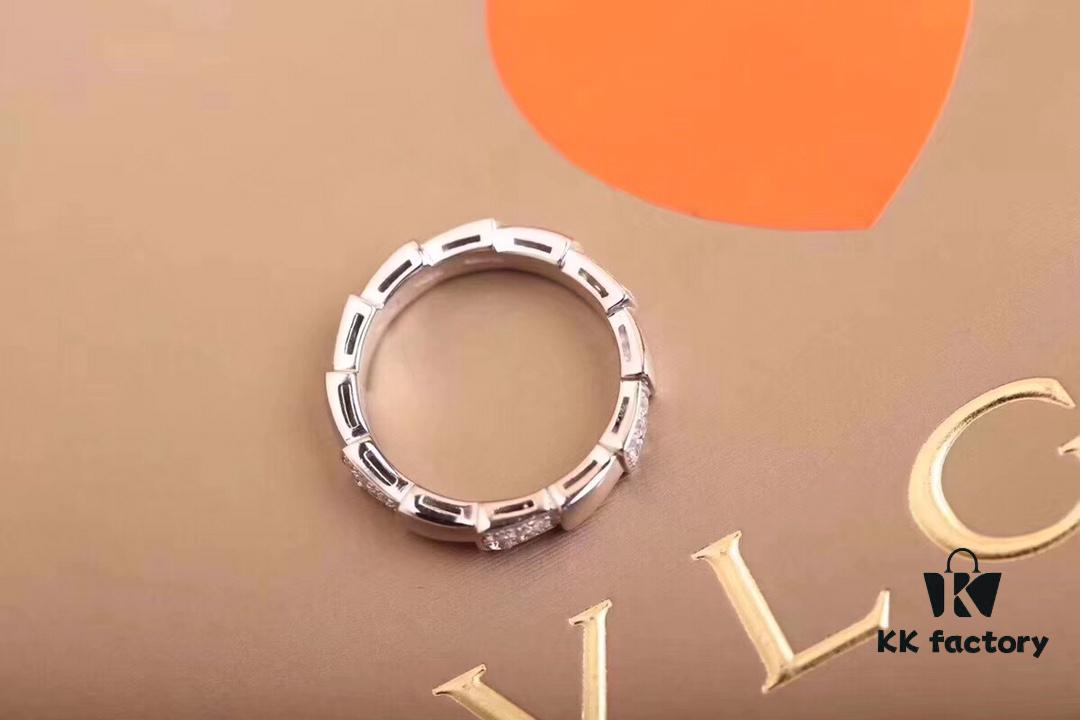 Bvlgari Latest Serpenti Viper Ring, Half Diamond Version, Triangle-Like Design Inspired by Snake's Head Resembling Sharp Little Fangs, Seamless Links Conforming to Knuckle Contours, Delicately Set with Diamonds, Alternating Light and Shadow Enhancing Brilliant Luster, Perfectly Expressing the Wearer's Purity and Uniqueness