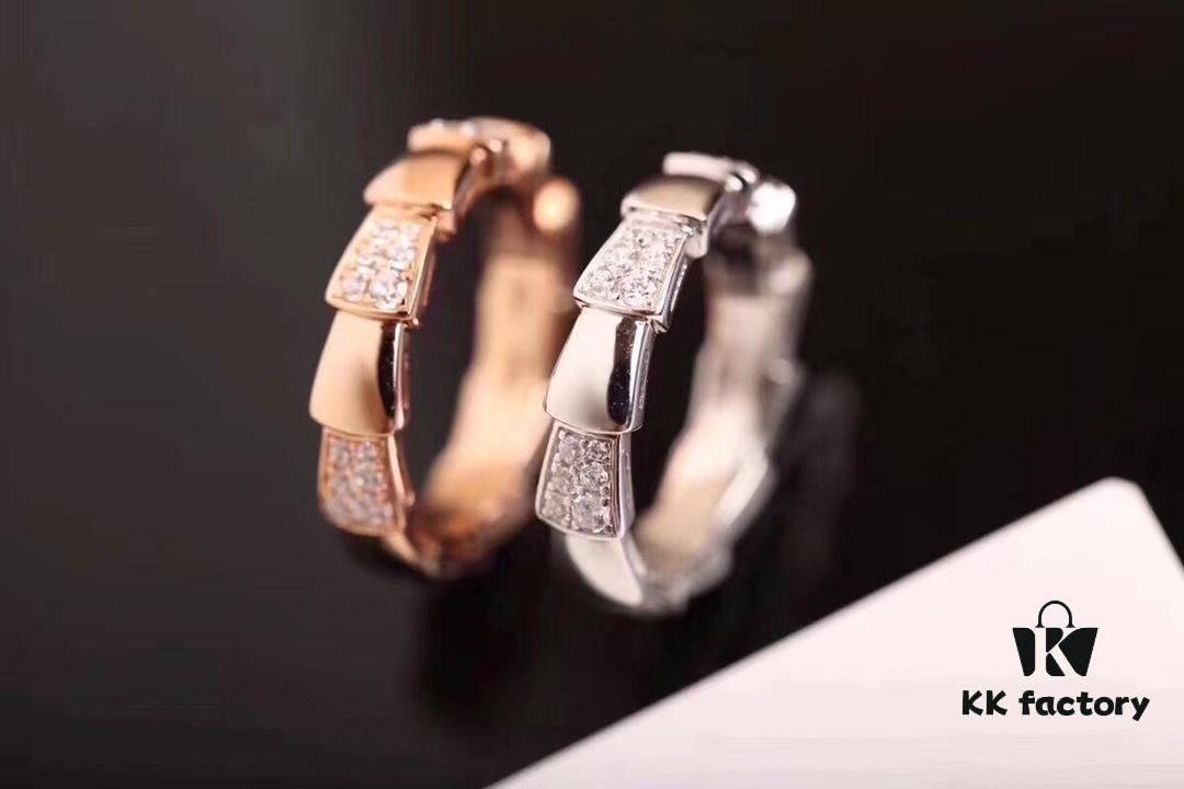 Bvlgari Latest Serpenti Viper Ring, Half Diamond Version, Triangle-Like Design Inspired by Snake's Head Resembling Sharp Little Fangs, Seamless Links Conforming to Knuckle Contours, Delicately Set with Diamonds, Alternating Light and Shadow Enhancing Brilliant Luster, Perfectly Expressing the Wearer's Purity and Uniqueness