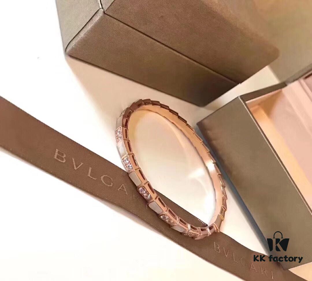 Hot In Stock Natural Shell Bracelet BVLGARI Classic Revival Bulgari Snake Bracelet Elegant and Sensual Line Design Adorned with Sparkling Diamonds Diamond-Like Luxury 925 Sterling Silver Thick Gold Plated Natural Mother of Pearl Original Logo Engraving Exquisite and Luxurious Perfect Interpretation