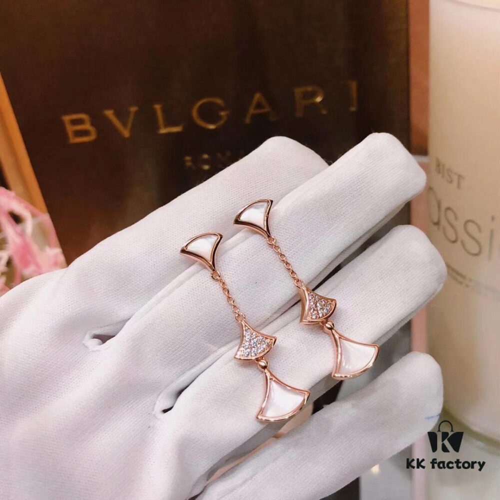 Bvlgari Diva Series Triple Flower Long Stud Earrings, High-End Custom Design, S925 Sterling Silver Pin with Imported Gold-Like Plating, Diamond-Encrusted Black Onyx, White Mother-of-Pearl, Red Agate, and Fan-Shaped Pendant