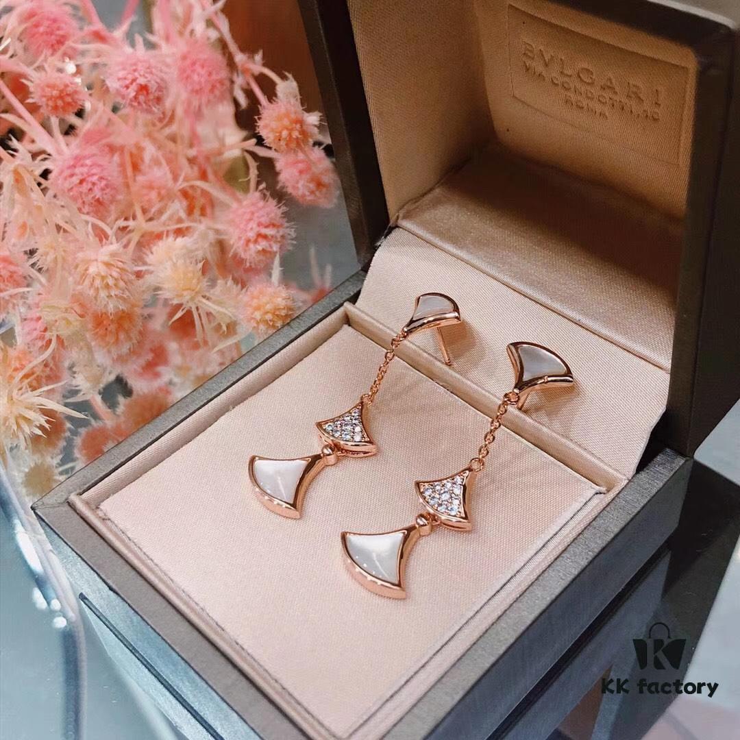 Bvlgari Diva Series Triple Flower Long Stud Earrings, High-End Custom Design, S925 Sterling Silver Pin with Imported Gold-Like Plating, Diamond-Encrusted Black Onyx, White Mother-of-Pearl, Red Agate, and Fan-Shaped Pendant