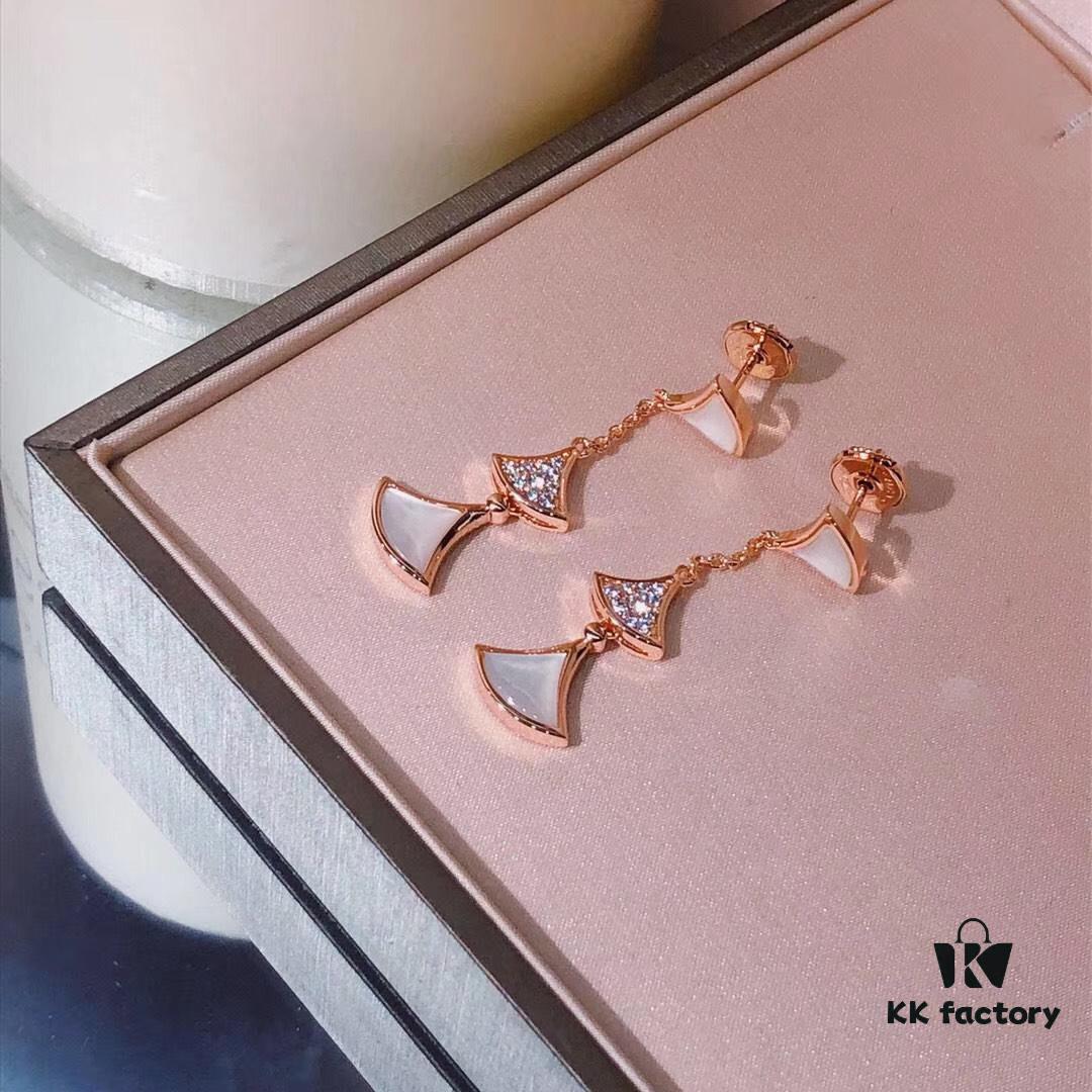 Bvlgari Diva Series Triple Flower Long Stud Earrings, High-End Custom Design, S925 Sterling Silver Pin with Imported Gold-Like Plating, Diamond-Encrusted Black Onyx, White Mother-of-Pearl, Red Agate, and Fan-Shaped Pendant