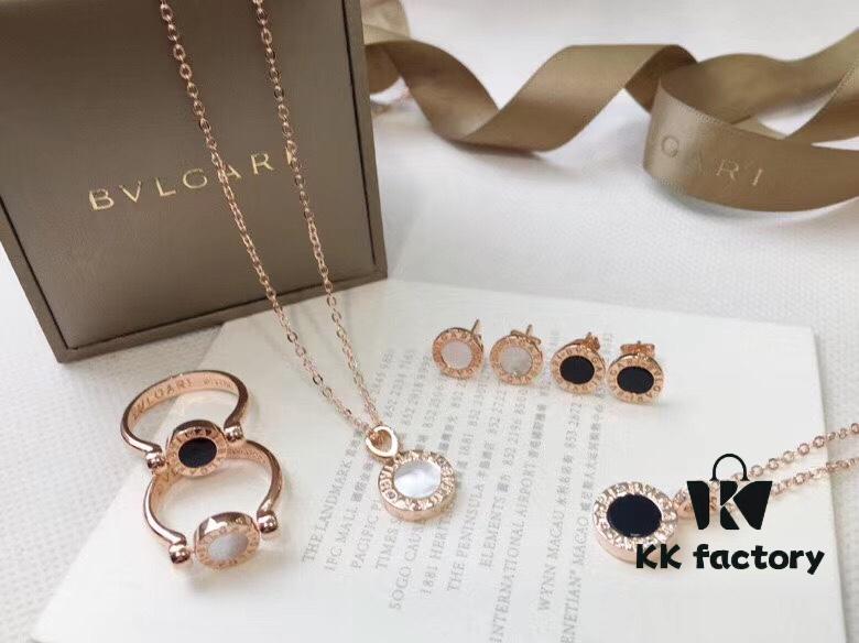 BVLGARI Bulgari Classic Reversible Toggle Necklace Ring Earrings Bracelet Set | Pearl Inlay and Onyx | Flip Design in Black and White | Premium Gold-Plated 18K Quality