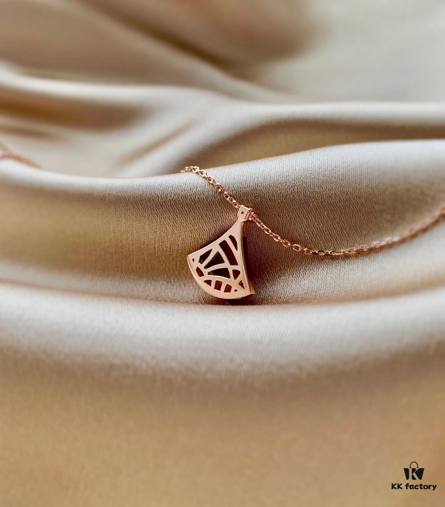 S925 Silver Plated with 18K Gold Bvlgari Divas' Dream Series Natural Red Agate Fan Pendant Necklace