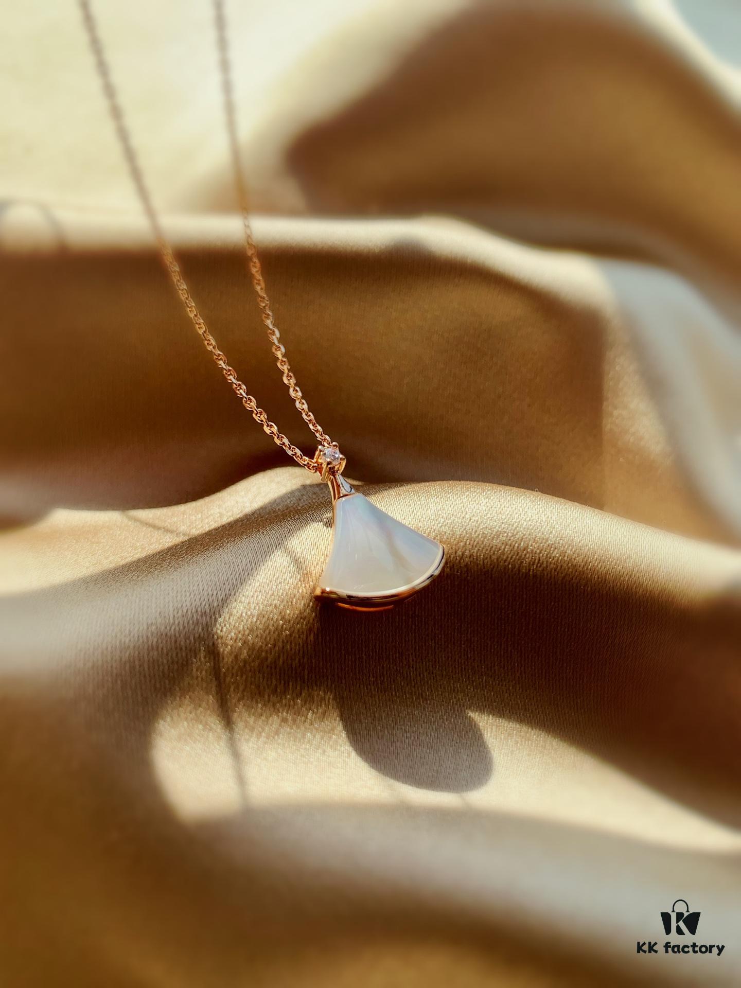 S925 Silver Plated with K Gold Bulgari Divas Dream Series Mother-of-Pearl Fan Pendant Necklace, Champagne Gold and White, Versatile Elegant Style