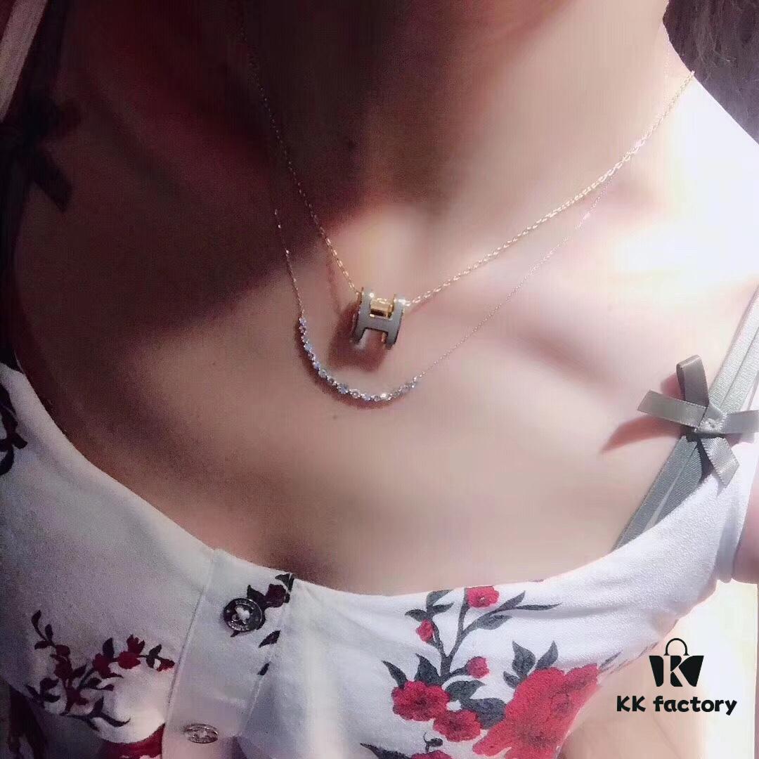 HER*ESH Hermès Classic H Necklace – Latest Arrival in Milk Tea Gray Tone, Elegant and Refined!