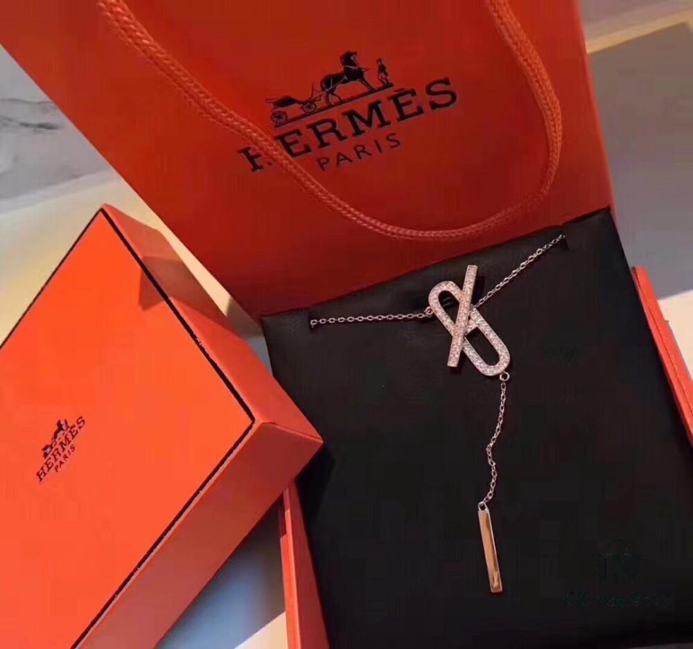 Hermes, Fire Pig Nose Necklace Bracelet, Street-Chic and Super Fashionable! 18K Rose Gold with Thick Gold Plating! Set with Imported High-Carbon Diamonds in Eight Hearts and Eight Arrows Cut, All Stones Precisely CNC-Set to Prevent Stone Loss, Giving a Genuine Look of Real Gold and Real Diamonds!! Necklace Highly Recommended!