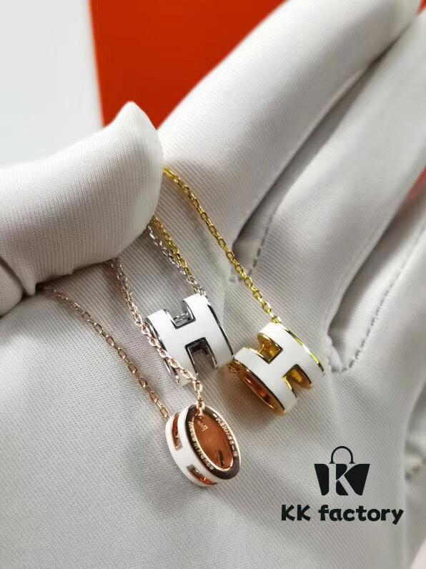Mini POP Hermès H Necklace, Each with Unique Code, Made in China Electroplating! ! ! ! ‼ ‼ Hermès Enamel Curved H Necklace, Currently Sold at Official Stores for Over ,000❗ In Stock❗ The 2017 Version Replaced the Original Steel Wire Choker with a Chain, Offering a More Graceful Drape. Available in Gold, Rose Gold, and White Gold Chain Options, with Corresponding Enamel H Pendant Framed in Matching Tones. Comes with Exclusive Store Logo Anti-Counterfeit Tag ❤❤8365075