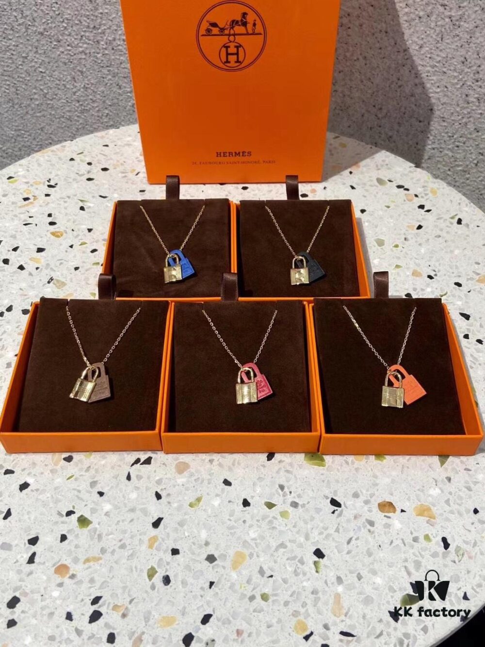 Hermès O'Kelly Lock Necklace, Premium Brass with Thick Gold Plating, Adjustable Chain Length, Multiple Colors Available for Versatile Styling