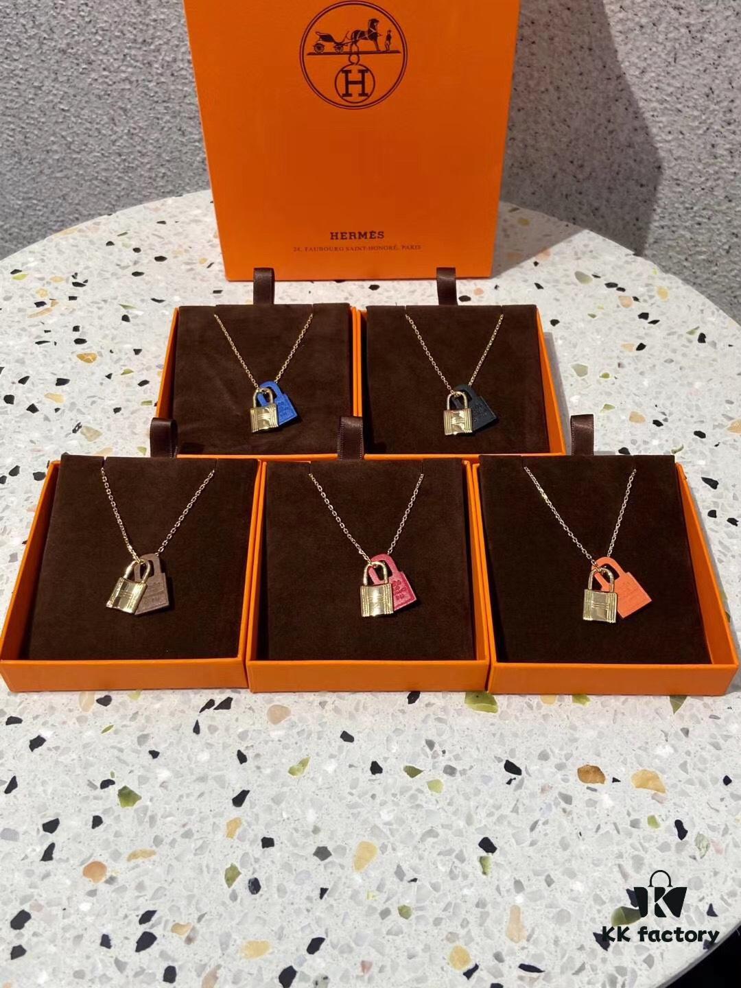 Hermès O'Kelly Lock Necklace, Premium Brass with Thick Gold Plating, Adjustable Chain Length, Multiple Colors Available for Versatile Styling